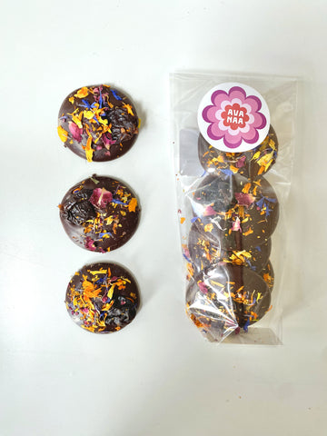 Mendiants du Printemps: 70% chocolate, flower petals and cherries