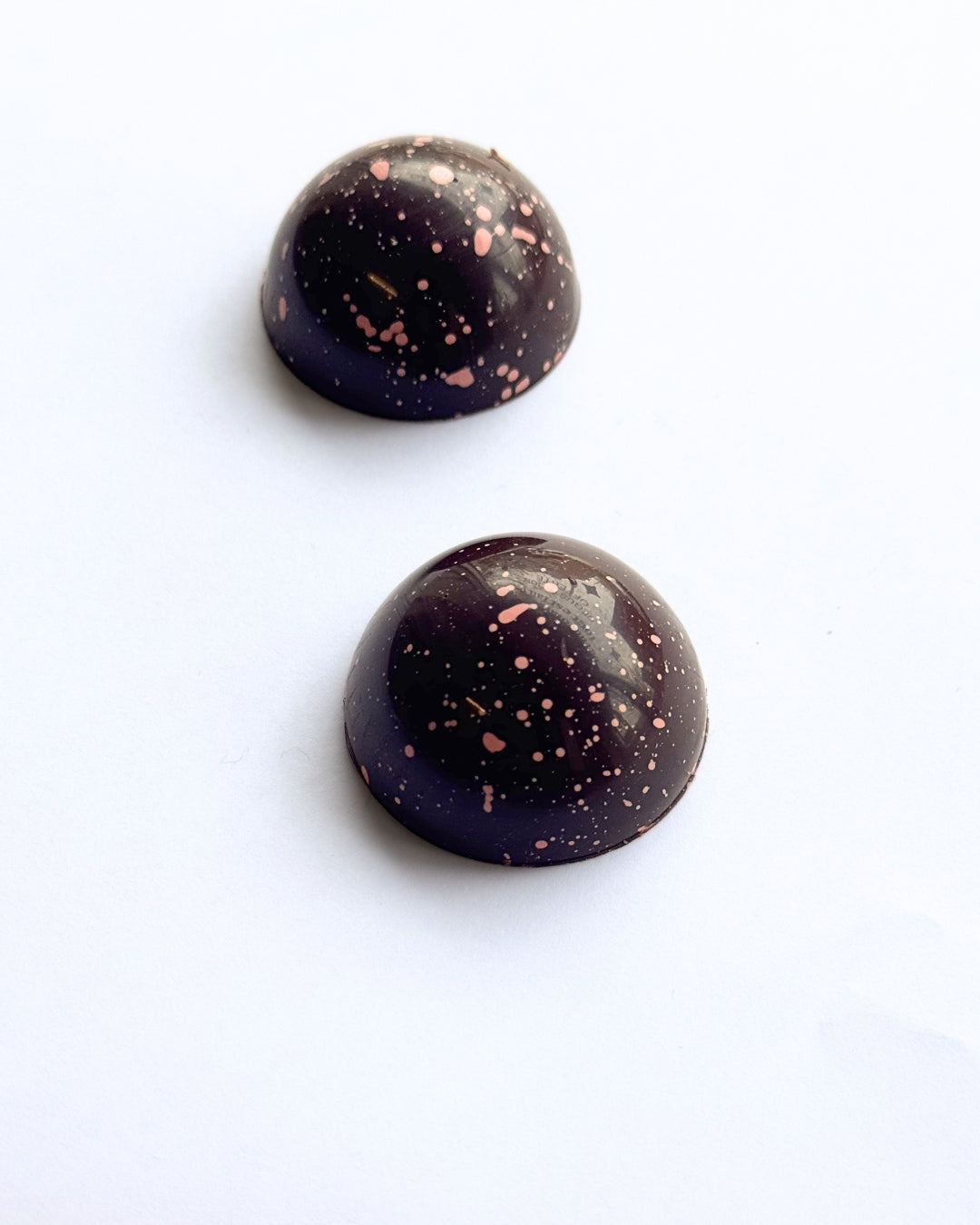 Duo de dômes au caramel x 12 (pistache & camerise)