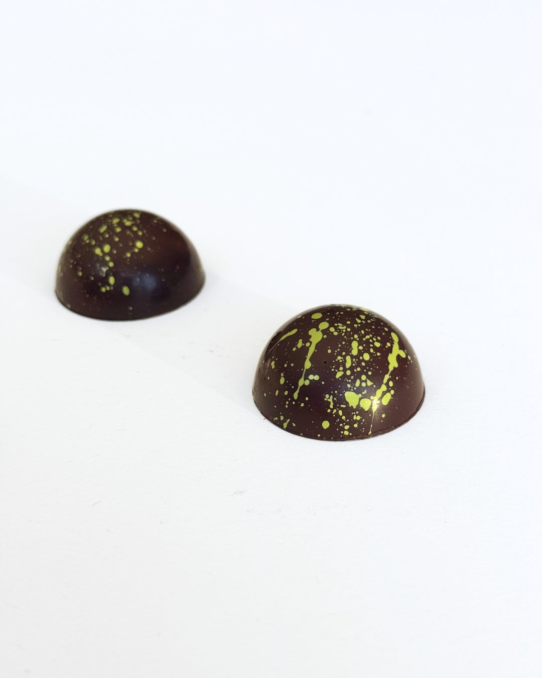 Duo de dômes au caramel x 12 (pistache & camerise)