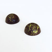 Duo de dômes au caramel x 12 (pistache & camerise)