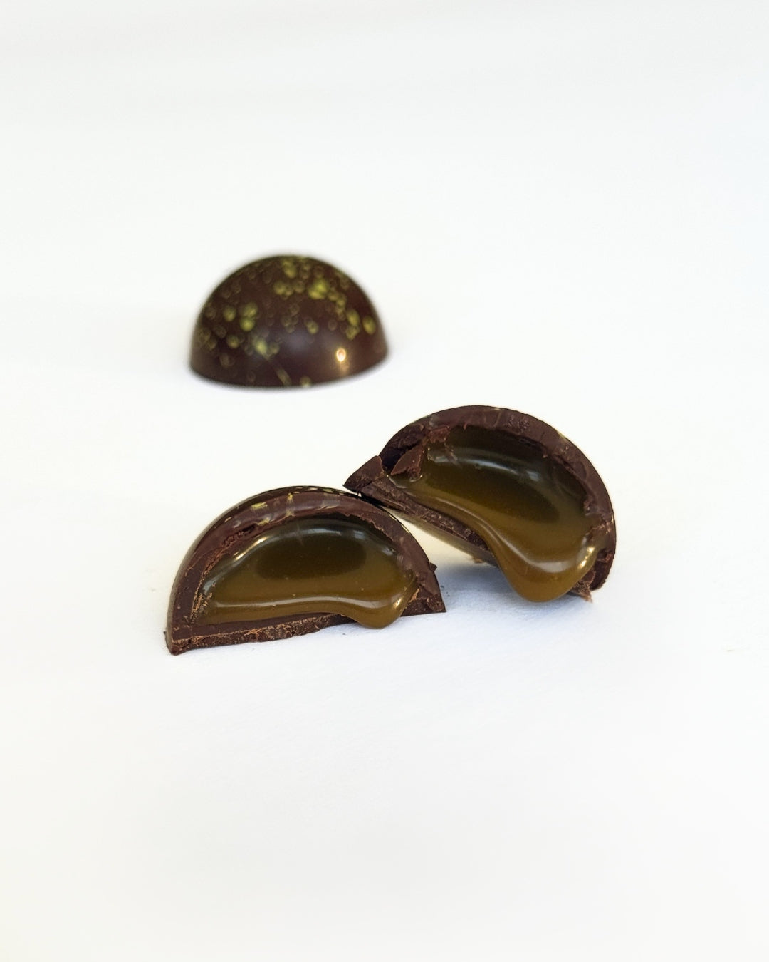 Duo de dômes au caramel x 12 (pistache & camerise)