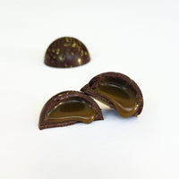 Duo de dômes au caramel x 12 (pistache & camerise)