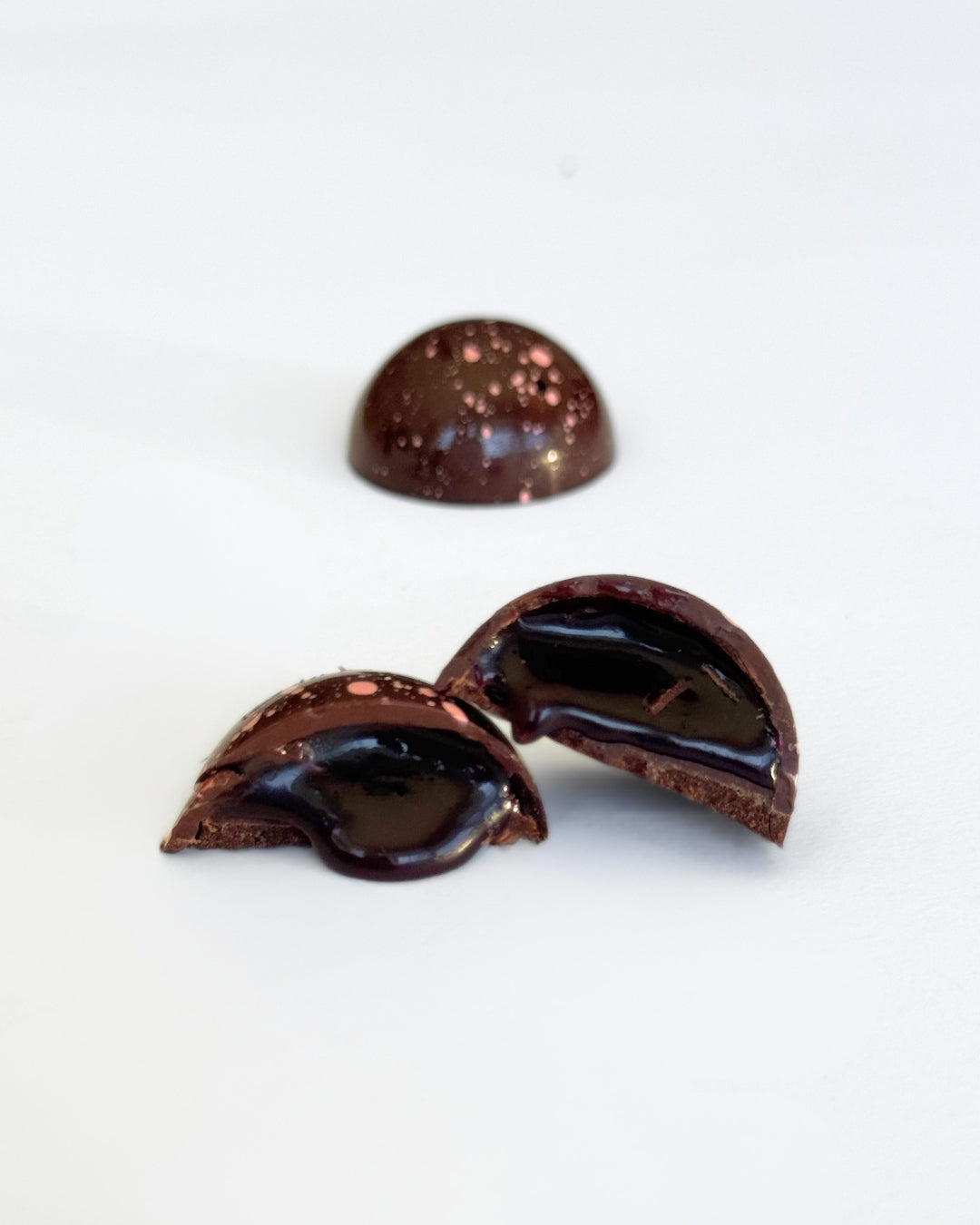 Duo de dômes au caramel x 12 (pistache & camerise)
