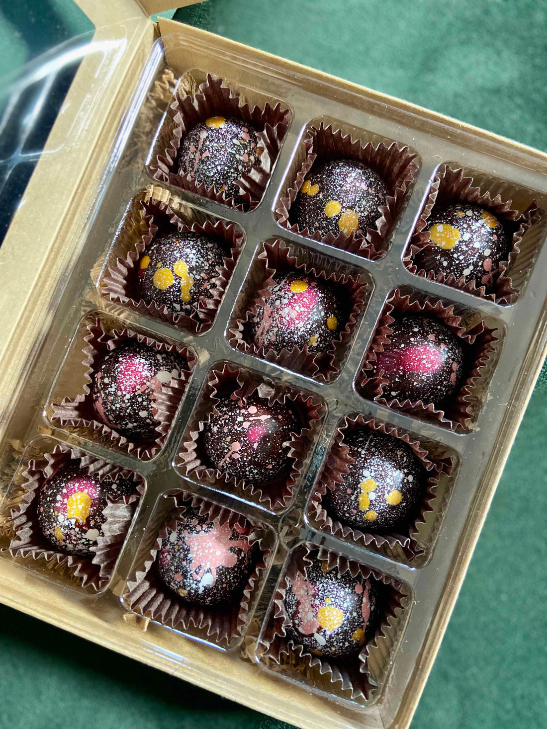 12 Dark Chocolate Domes Filled with Caramel – Earl Grey & Salted Caramel
