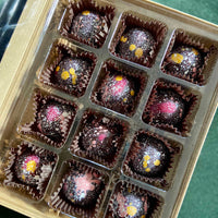 12 Dark Chocolate Domes Filled with Caramel – Earl Grey & Salted Caramel